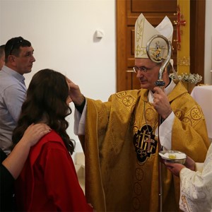 Nadbiskup Kutleša podijelio sakrament potvrde krizmanicima u Dugoj Resi